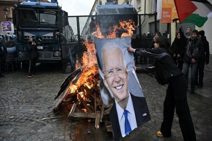إيطاليا...مُحتجون يحرقون صور رؤساء دول غربية بالتزامن مع استضافة اجتماع وزاري لـ