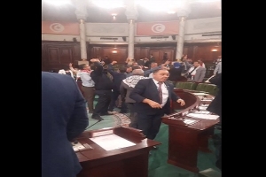 البرلمان...نواب يحتجون ضد تأجيل التصويت على قانون تجريم التطبيع (فيديو)
