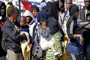 رئيس الهلال الأحمر يؤكّد إغاثة أكثر من 600 مهاجر غير نظامي كانوا عالقين على الحدود الليبية التونسية