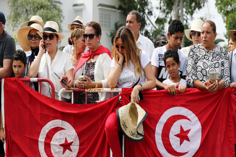  بالدموع و الزغاريد:التونسيون يودعون الرئيس الراحل