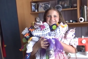 طفلة تصنع وتبيع الدمى لتأمين علاج زميلها من السرطان (فيديو)