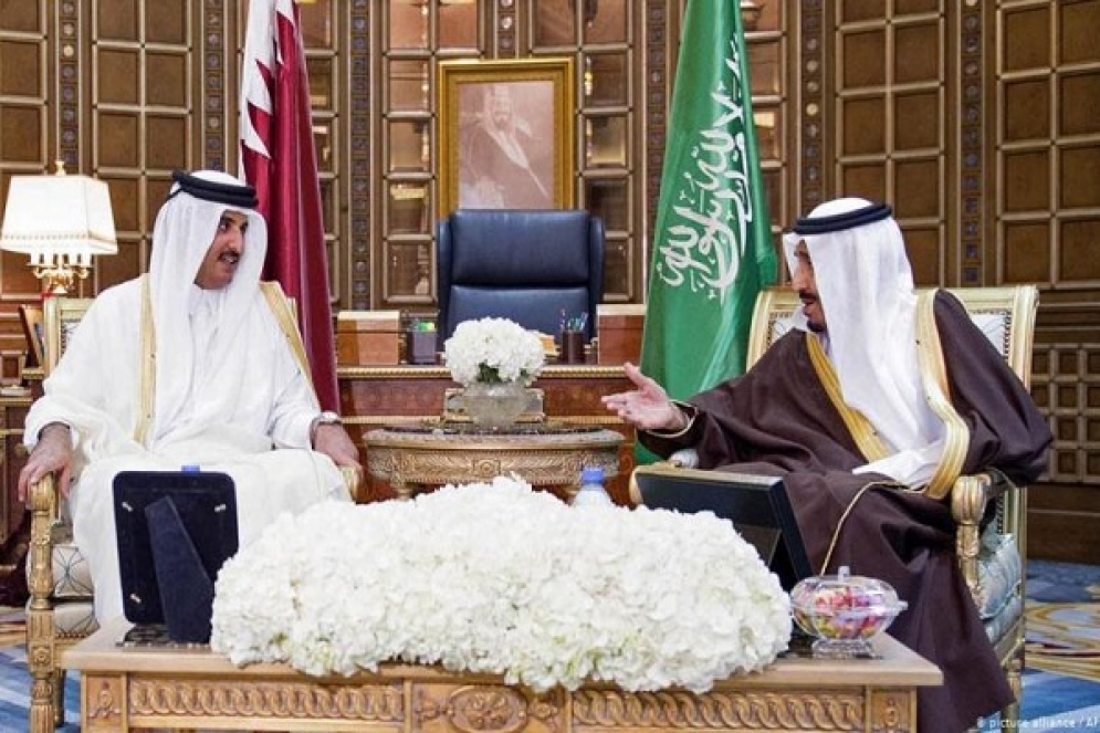 خلال استقباله لوزير الخارجية السعودي: الأمير القطري يتلقى دعوة من الملك سلمان لزيارة المملكة