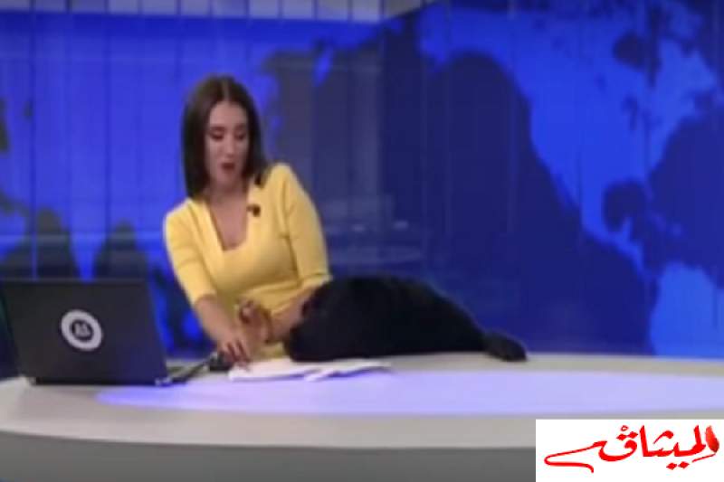 حقق ملايين المشاهدات:كلب يقتحم نشرة الأخبار ويفاجئ مذيعة روسية