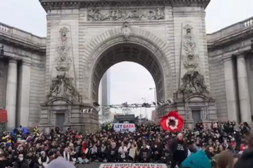 تنديدا بالعدوان على غـ.ـزة... متظاهرون يُغلقون جسرًا في نيويورك (فيديو)