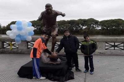 بالصور:تدشين تمثال لميسي في الأرجنتين