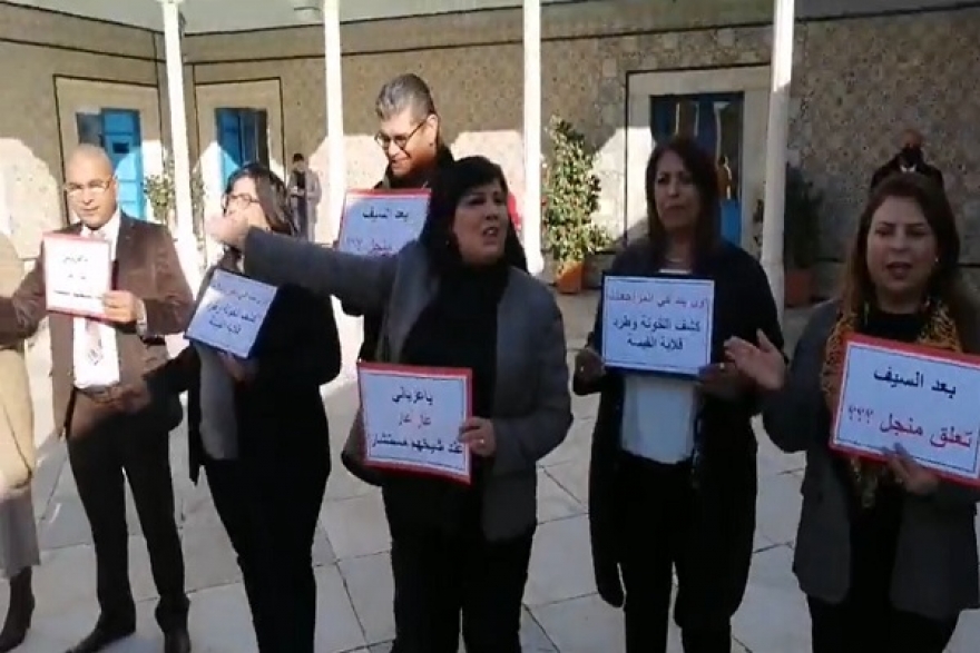 اتهمته بالخيانة: عبير موسي ترفع شهار &quot;ديغاج&quot; في وجه الغرياني أمام مكتب رئيس البرلمان