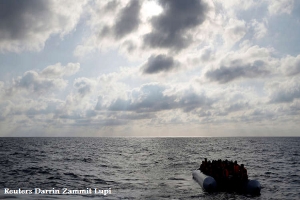 البحرية اللبنانية تنقذ عشرات اللاجئين السوريين من الغرق