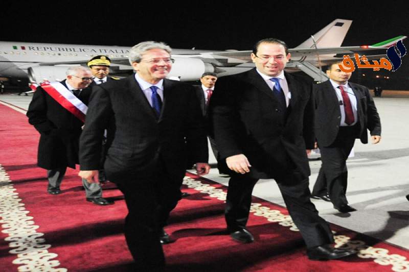 رئيس الحكومة يستقبل رئيس الوزراء الإيطالي في مطار قرطاج