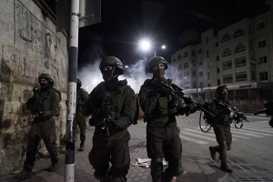 استشهاد فلسطيني قرب القدس وحملة اعتقالات واسعة في الضفة الغربية