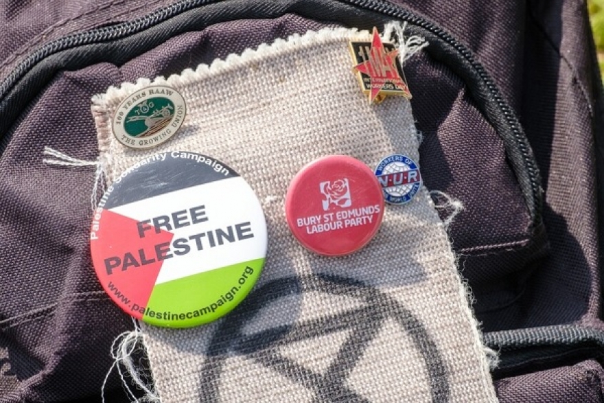 عدد من مُستشفيات لندن تحضر ارتداء شارات مؤيدة لفلسطين على العاملين