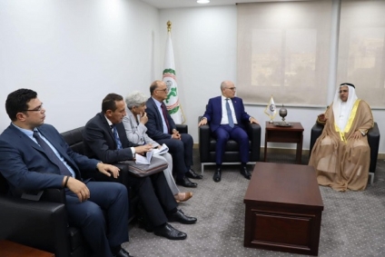 تعزيز علاقات التعاون بين البرلمان العربي وتونس محور لقاء وزير الخارجية ورئيس البرلمان العربي