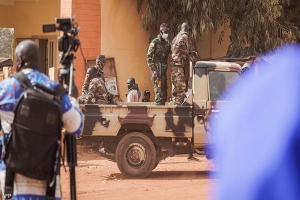 فرنسا تدعو رعاياها إلى مغادرة مالي