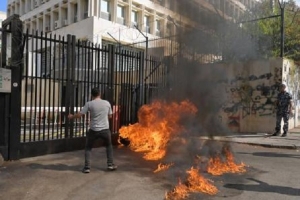 لبنان...محتجون يحرقون الإطارات أمام مصرف لبنان رفضا لحجز ودائعهم