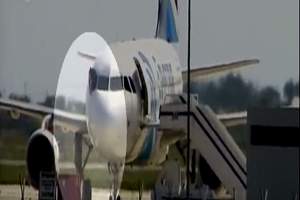 السلطات القبرصية تلقي القبض على خاطف الطائرة المصرية