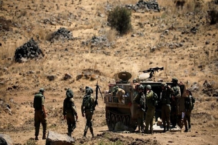 قوة صهيونية ترفع علم الكيان في ريف القنيطرة جنوب سوريا