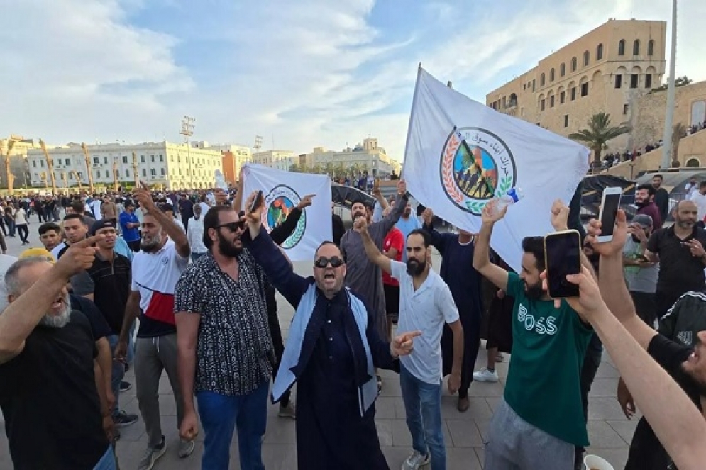 مظاهرات حاشدة في العاصمة الليبية طرابلس تطالب بإسقاط حكومة الوحدة الوطنية (صور)