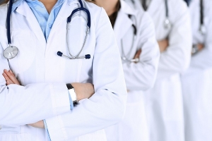 منظمة الأطباء الشبان تحذر من أي محاولة لإدماج الطلبة الدارسين بالخارج بكليات الطب التونسية