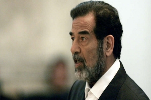 صدام حسين وحراسه الأمريكيون.. تفاصيل زنزانته ولحظات قاسية قبل إعدامه