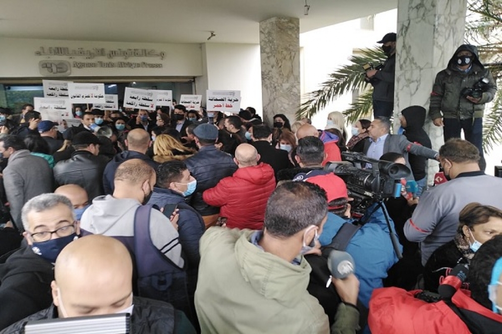 الصحفيون يحتجون أمام مقر وكالة تونس افريقيا للأنباء