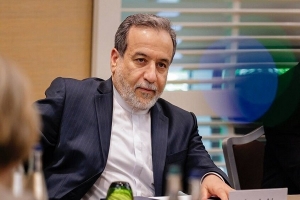 وزير الخارجية الإيراني: من الواضح أنّ الرئيس الأمريكي هو من يقود هذه الحرب ضدنا