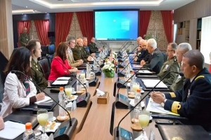بحث آفاق الارتقاء بالتعاون بين تونس وولاية وايومنغ الأمريكية في المجال العسكري