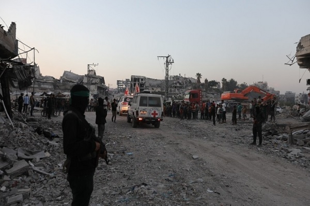 سرايا القدس وكتائب القسام تعلن تسليم رفات أسير صهيوني