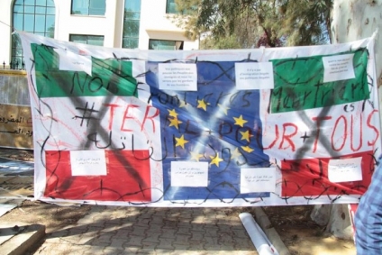 تزامنا مع زيارة ميلوني...وقفة احتجاجية أمام السفارة الإيطالية بتونس (صور)