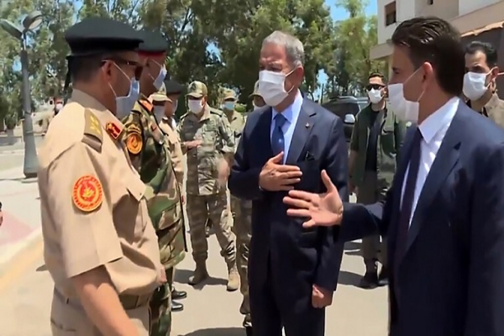 اليوم: وزيري دفاع تركيا وقطر يصلان طرابلس في زيارة مشتركة