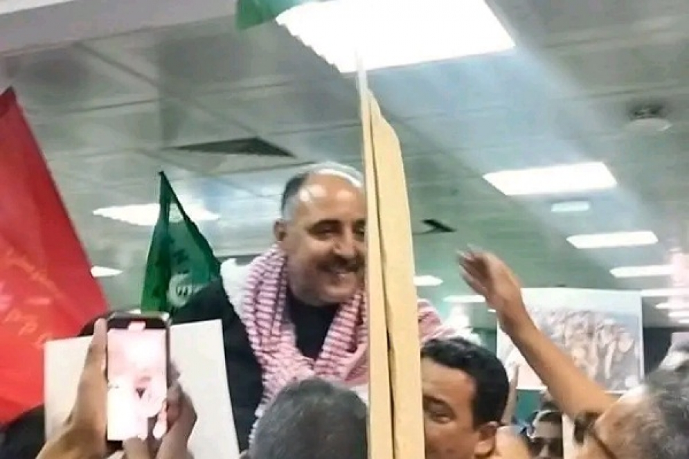 استقبال شعبي لحاتم العويني في مطار قرطاج (فيديو)  الميثاق/تونس
