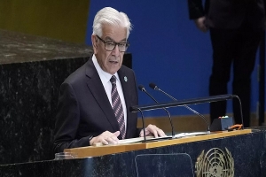 وزير الدفاع الباكستاني: لم نرد بعد على الهجوم الهندي ونقتصر على الدفاع حتى الآن
