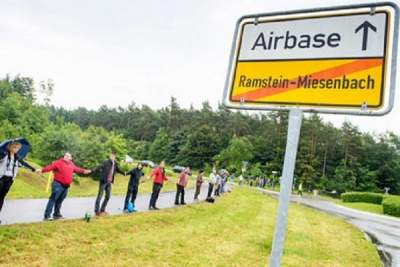 ألمانيا:آلاف المحتجين يطوقون قاعدة أمريكية