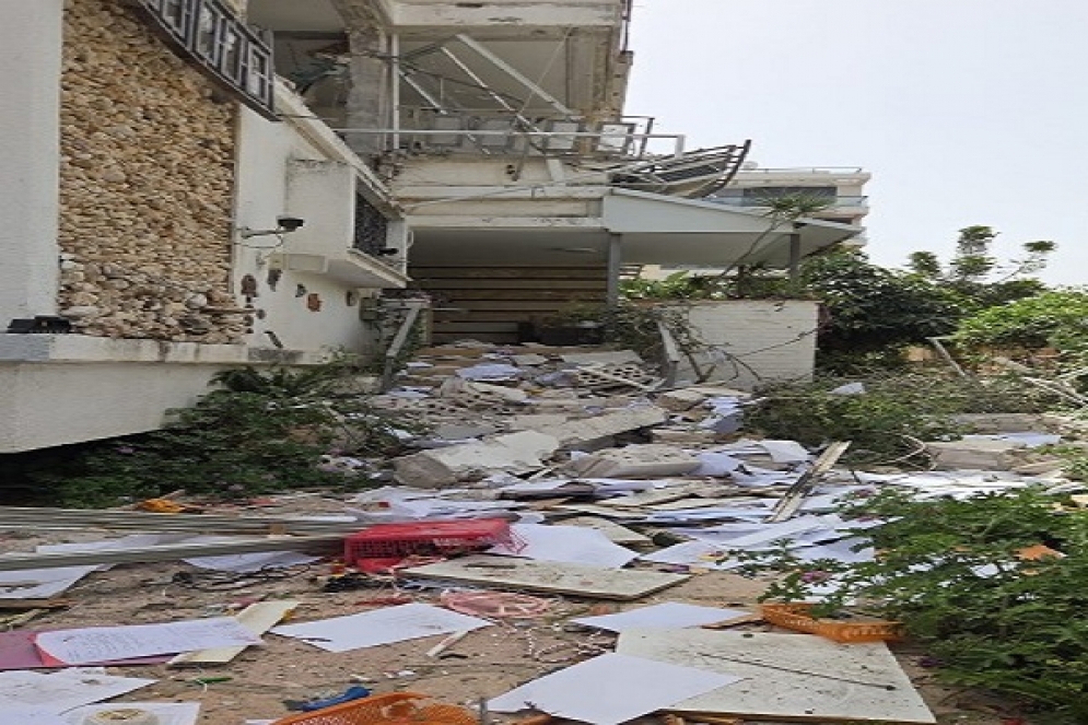 سقوط شظايا صواريخ في عدة مواقع بتل أبيب وبني براك وبتاح تكفا (صور)