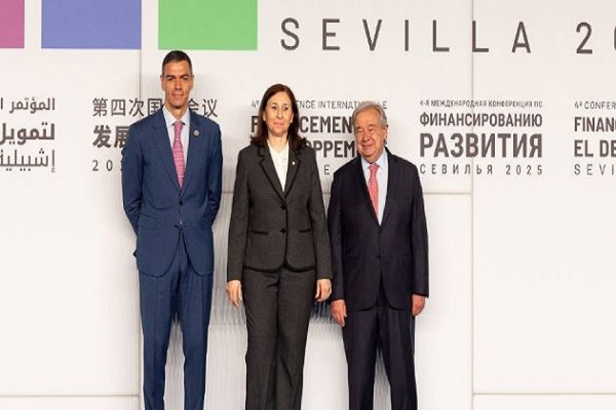 رئيسة الحكومة تصل إلى مركز المؤتمرات بإشبيلية