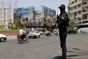 الأمن الإيراني يعتقل 30 جاسوسا وعميلا داخليا يعملون لصالح الكيان وأمريكا