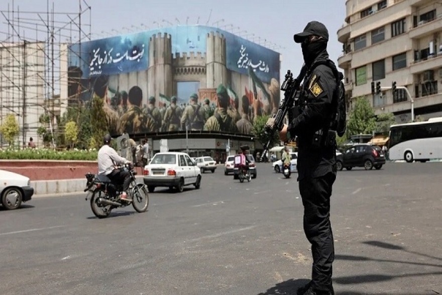 الأمن الإيراني يعتقل 30 جاسوسا وعميلا داخليا يعملون لصالح الكيان وأمريكا