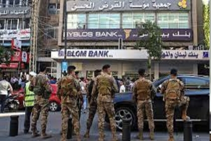 مُطالبا باسترداد أمواله: شخص مُسلّح يحتجز مواطنين وموظفين في أحد بنوك لبنان