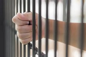 الاحتفاظ بأربع فتيات سلبن تلميذة وعنّفنها حدّ الإغماء