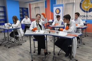 إدانة واسعة لقصف قوات كييف مدرسة للأطفال في إنيرغودار