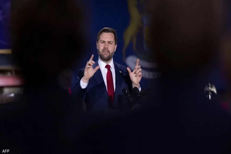 أكسيوس:دي فانس يُجري محادثات لوقف الحرب مقابل فتح هرمز