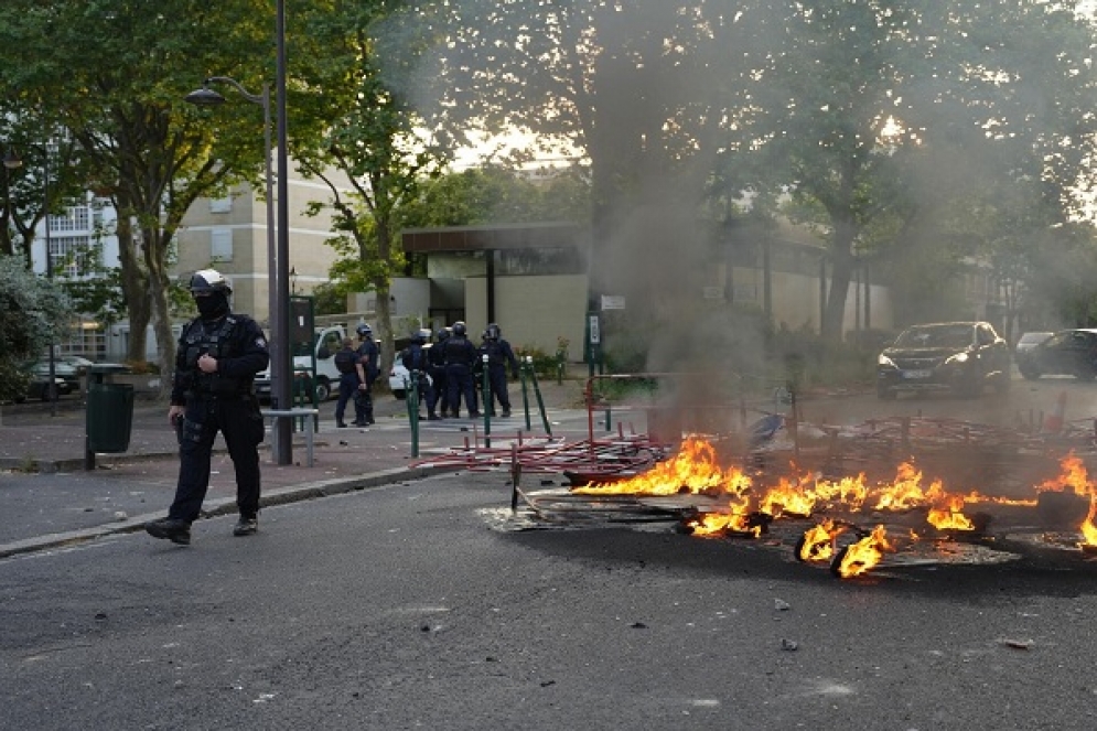إيران تدعو باريس إلى وقف التعامل العنيف مع المحتجين ومواطنيها إلى تجنب السفر إلى فرنسا