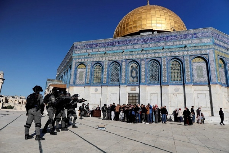 اعتداء جديد من شرطة الاحتلال على الفلسطينيين في ساحة الأقصى