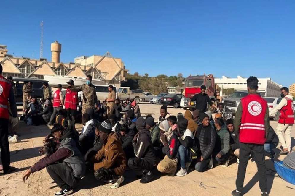 صور.. إنقاذ 404 مهاجرين قبالة سواحل مدينة طبرق الليبية