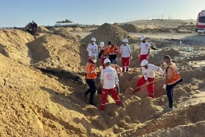صحيفة هآرتس تكشف تفاصيل استهداف موظفي الإغاثة في رفح: أكثر من ثلاث دقائق من الرصاص