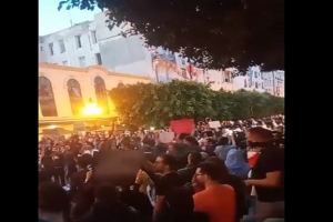 وقفة احتجاجية للمطالبة باطلاق سراح صواب تتحول إلى مسيرة وسط العاصمة