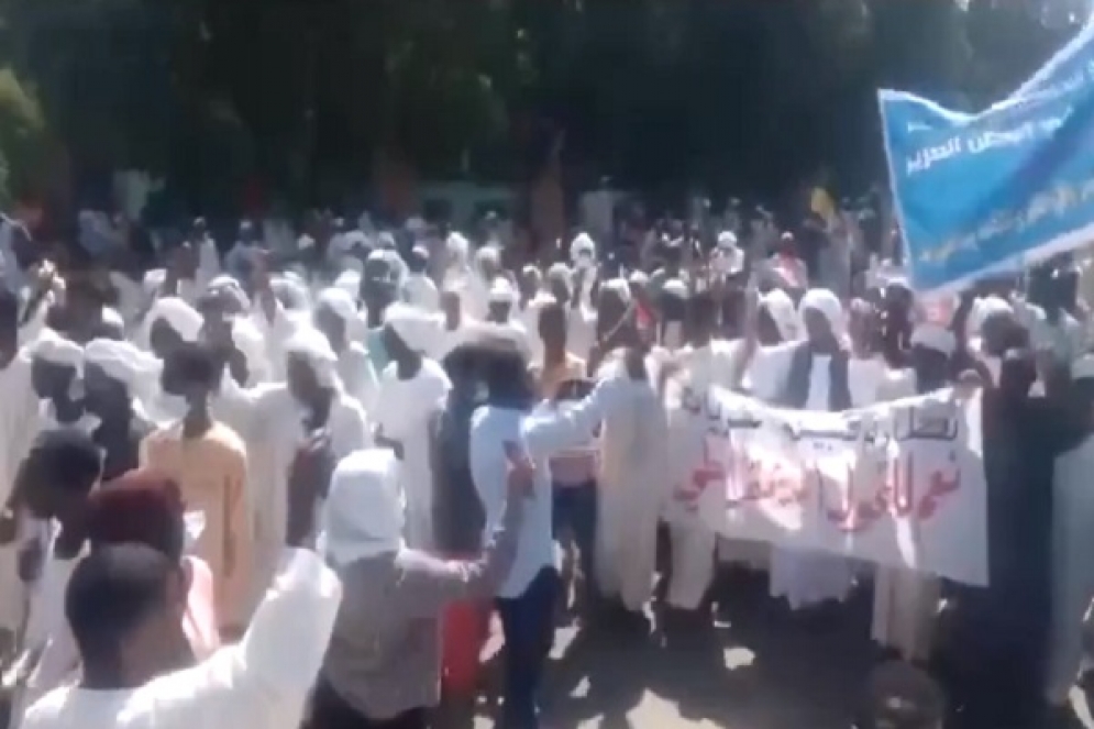 السودان: الآلاف يتظاهرون تأييدا للجيش