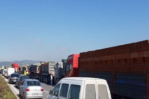 احتجاجا على الترفيع في أسعار المحروقات: سواق الشاحنات الثقيلة يغلقون الطريق السيارة على مستوى قرمبالية