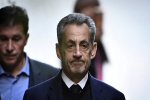 ساركوزي يغادر السجن بعد 20 يوما خلف القضبان