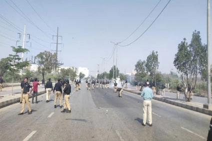 قتلى وجرحى باقتحام القنصلية الأمريكية في كراتشي غضبا على اغتـ.ـتيال خامنئي 