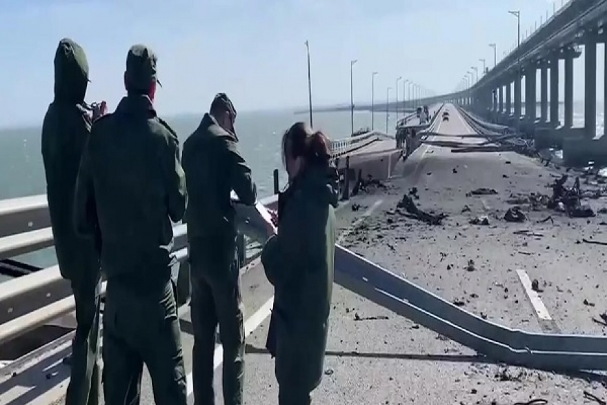 روسيا: قتلى في انفجارات ضربت جسر القرم و موسكو تتهم كييف وتصف الهجوم بالإرهابي