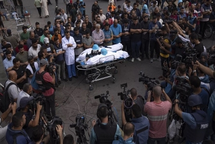 مفوض الأمم المتحدة لحقوق الإنسان يدعو إلى التحقيق بعمليات قتل الصحفيين في غزة
